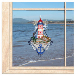 Gesticktes Fensterbild mit maritimem rot-weißen Leuchtturm im sonnigen Strand-Ambiente am Fenster.