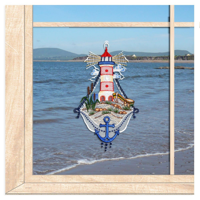 Gesticktes Fensterbild mit maritimem rot-weißen Leuchtturm im sonnigen Strand-Ambiente am Fenster.