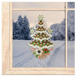 Weihnachtlicher Tannenbaum als Fensterbild aus echter Plauener Spitze, festlich dekoriert am Fenster im Wohnzimmer.