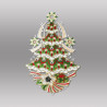 Gesticktes Fensterbild Tannenbaum mit bunten Päckchen aus edler Plauener Spitze, freigestellt auf grauem Grund.
