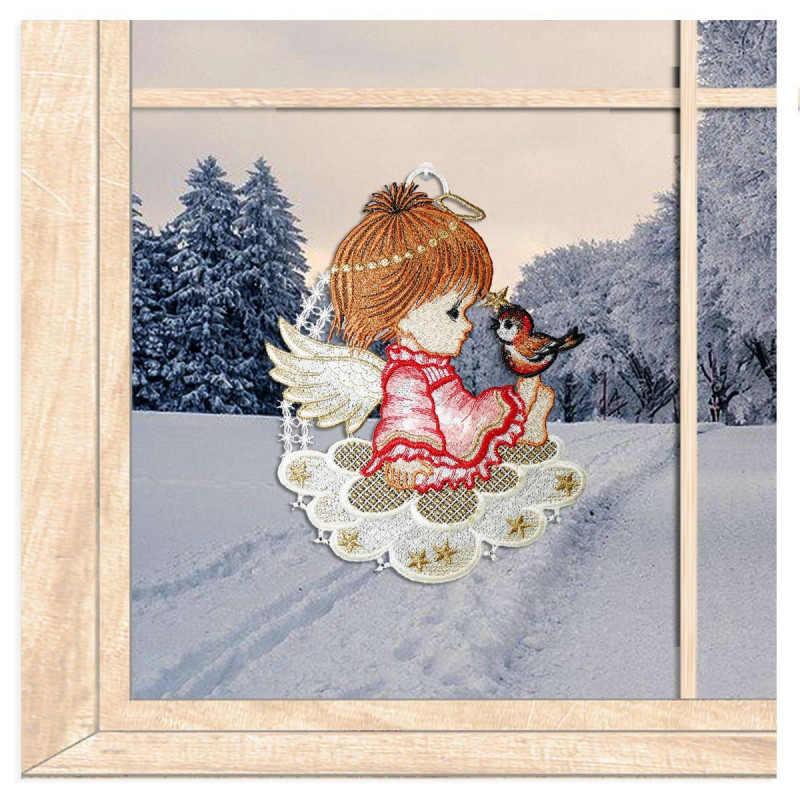 Gesticktes Fensterbild Engelchen aus echter Plauener Spitze am winterlichen Fenster dekoriert, Weihnachtsdeko.