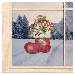 Gesticktes Fensterbild mit niedlicher Katze im roten Weihnachtsstiefel vor winterlich verschneitem Wald-Ambiente.
