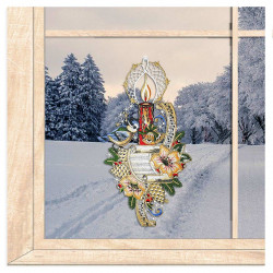 Gesticktes Winter-Fensterbild mit brennender Adventskerze und kleiner Meise im verschneiten Wald-Ambiente.