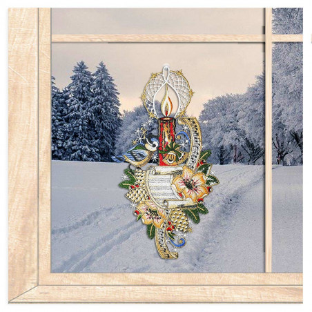Gesticktes Winter-Fensterbild mit brennender Adventskerze und kleiner Meise im verschneiten Wald-Ambiente.