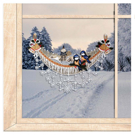 Fensterbild Winterbogen mit Vögelchen aus Plauener Spitze Fensterbild Winterbogen mit Vögelchen aus Plauener Spitze