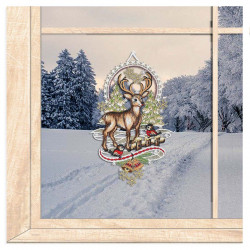 Gesticktes Winter-Fensterbild mit einem stolzen Rentier inmitten einer verschneiten Kulisse im Wald-Ambiente.