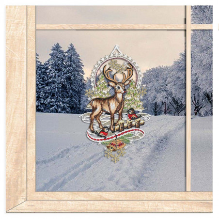 Gesticktes Winter-Fensterbild mit einem stolzen Rentier inmitten einer verschneiten Kulisse im Wald-Ambiente.
