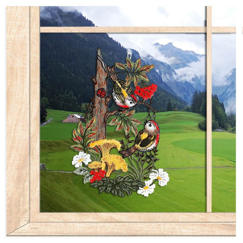 Gesticktes Herbst-Fensterbild mit kleinen Vögeln und Pfifferlingen im stimmungsvollen Wald-Ambiente.