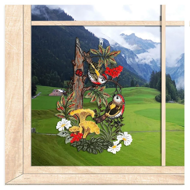 Fensterbild Vögel am Baumstumpf aus Plauener Spitze