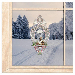 Gesticktes Winter-Fensterbild mit einer malerischen, verschneiten Dorfkulisse im gemütlichen Weihnachts-Ambiente.