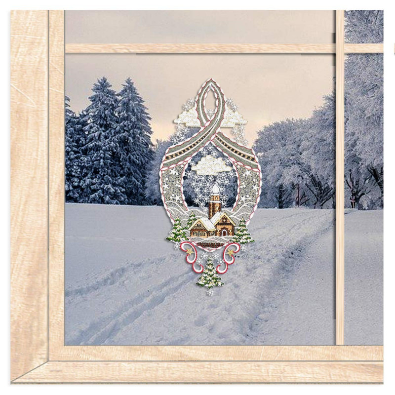 Gesticktes Winter-Fensterbild mit einer malerischen, verschneiten Dorfkulisse im gemütlichen Weihnachts-Ambiente.
