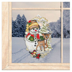 Weihnachtliches Plauener Spitze Fensterbild mit Schneemann und kleinem Reh im verschneiten Winterwald-Ambiente.