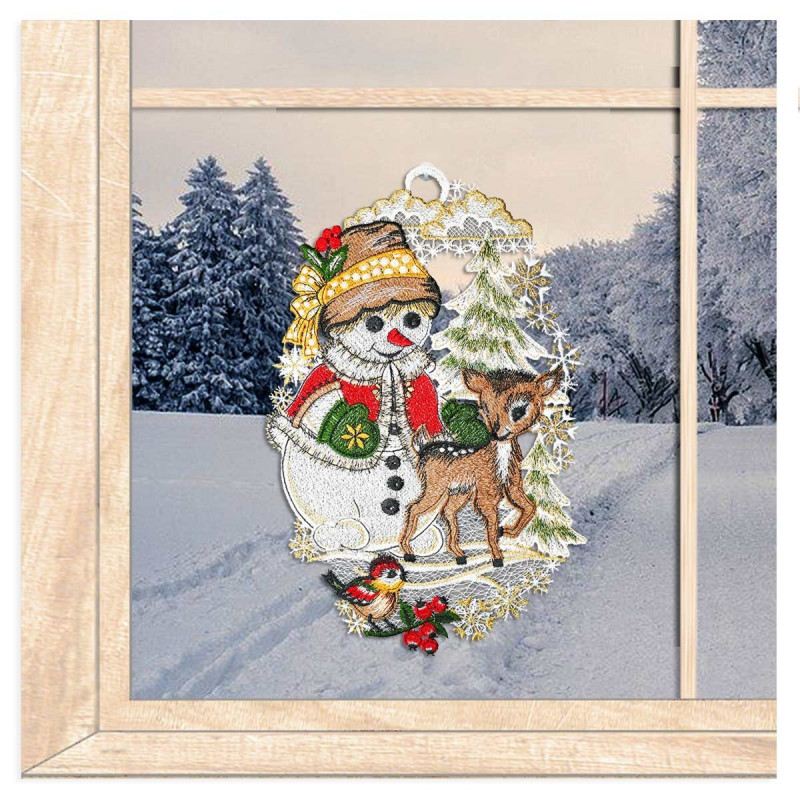 Weihnachtliches Plauener Spitze Fensterbild mit Schneemann und kleinem Reh im verschneiten Winterwald-Ambiente.