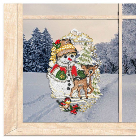 Weihnachtliches Plauener Spitze Fensterbild mit Schneemann und kleinem Reh im verschneiten Winterwald-Ambiente.