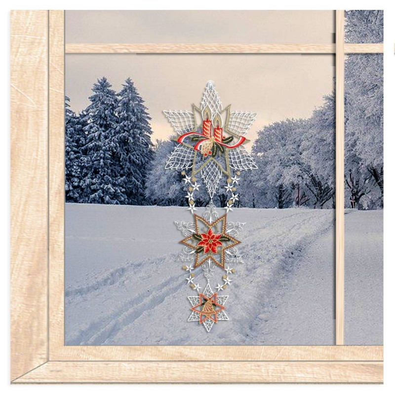 Weihnachtssterne als Fensterbild aus echter Plauener Spitze, dekorativ aufgehängt am Wohnzimmerfenster.