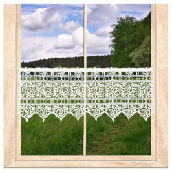 Klassische Plauener Spitze Scheibengardine am Holzfenster im eleganten Esszimmer-Ambiente. 25 cm hoch