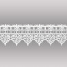 Freigestellte Plauener Spitze Bistrogardine in Weiß mit elegantem Fantasiemuster und Zackensaum. 14 cm hoch