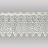 Freigestellte Kurzgardine aus naturweißer Plauener Spitze mit modernem Muster für elegante Heimtextilien.