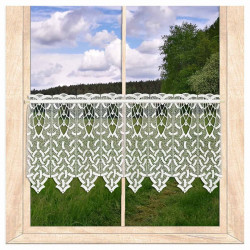 Transparente Kurzgardine aus weißer Plauener Spitze am Holzfenster mit Ausblick ins Grüne. 33 cm hoch