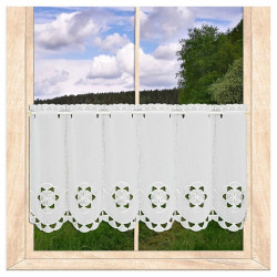 Weiße Scheibengardine mit Blüten-Stickerei am Fenster im Landhauszimmer für stilvolle Heimtextilien.