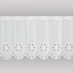 Halbtransparente weiße Scheibengardine aus Voile mit feiner Blüten-Stickerei und Bogensaum.
