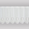 Halbtransparente weiße Scheibengardine aus Voile mit feiner Blüten-Stickerei und Bogensaum.