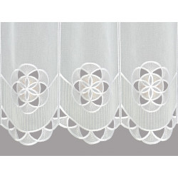 Nahaufnahme von feiner weißer Plauener Spitze mit florale Stickerei auf leichtem Voile-Stoff.