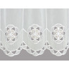 Nahaufnahme von feiner weißer Plauener Spitze mit florale Stickerei auf leichtem Voile-Stoff.