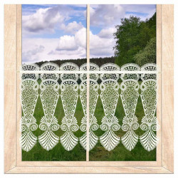 Am Fenster dekoriert: Transparente Bistrogardine Astrid aus naturweißer Plauener Spitze als eleganter Sichtschutz. 33 cm hoch