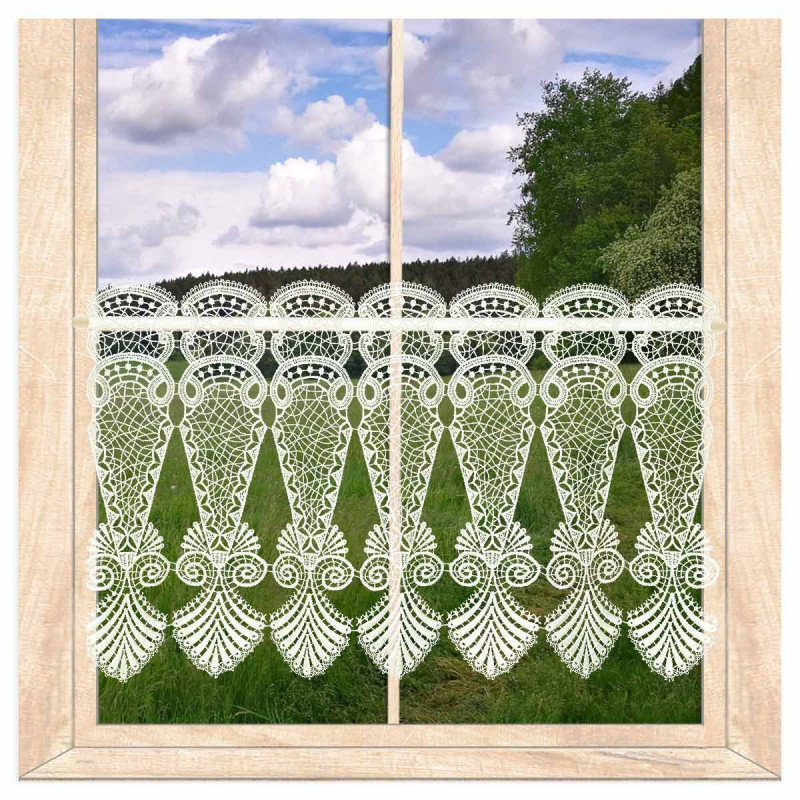 Am Fenster dekoriert: Transparente Bistrogardine Astrid aus naturweißer Plauener Spitze als eleganter Sichtschutz. 33 cm hoch