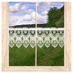 Am Fenster montiert: Transparente Scheibengardine aus weißer Plauener Spitze als eleganter Sichtschutz.