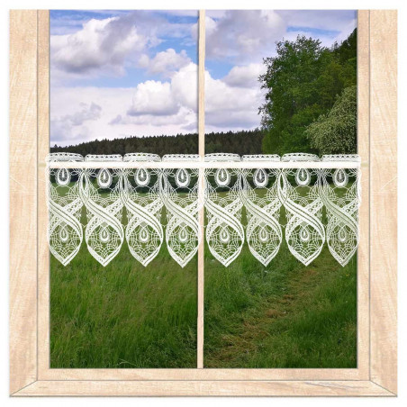 Am Fenster montiert: Transparente Scheibengardine aus weißer Plauener Spitze als eleganter Sichtschutz.