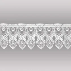 Elegante weiße Spitzengardine Bella auf grauem Hintergrund.