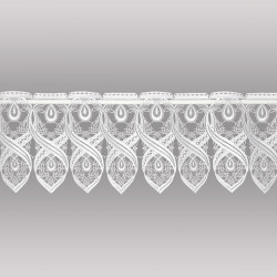 Freigestellte Scheibengardine aus weißer Plauener Spitze mit geschwungenem Muster als eleganter Sichtschutz.