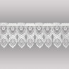 Freigestellte Scheibengardine aus weißer Plauener Spitze mit geschwungenem Muster als eleganter Sichtschutz.