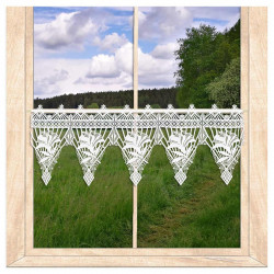 Am Fenster montiert: Transparente Kurzgardine aus weißer Plauener Spitze mit Lilienmotiv als Heimtextilien-Deko.