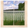 Transparente Scheibengardine aus weißer Plauener Spitze am Holzfenster mit Blick auf grüne Landschaft.