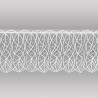 Freigestellte Scheibengardine aus weißer Plauener Spitze mit moderner Wellenoptik als feiner Sichtschutz. 27 cm hoch