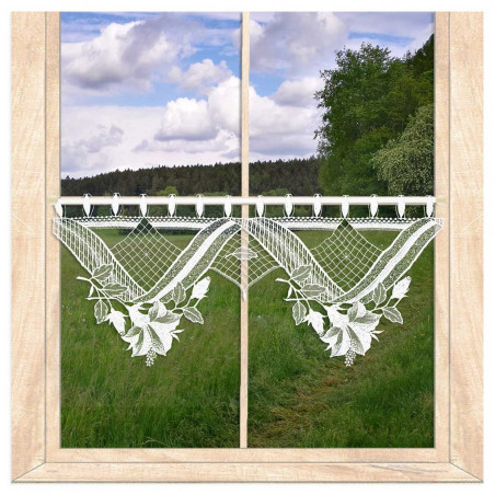 Am Fenster dekoriert: Transparente Scheibengardine Amy aus weißer Plauener Spitze mit Ausblick ins Grüne.