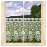 Am Fenster montiert: Transparente Kurzgardine aus naturweißer Plauener Spitze mit Rosen-Motiv.