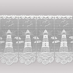 Freigestellte Scheibengardine Leuchtturm aus weißer Plauener Spitze mit maritimem Motiv an einer Scheibenstange.