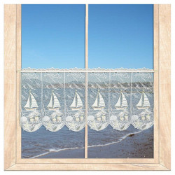 Transparente Kurzgardine aus Plauener Spitze mit maritime Segelschiff-Motiv am Fenster mit Meerblick.