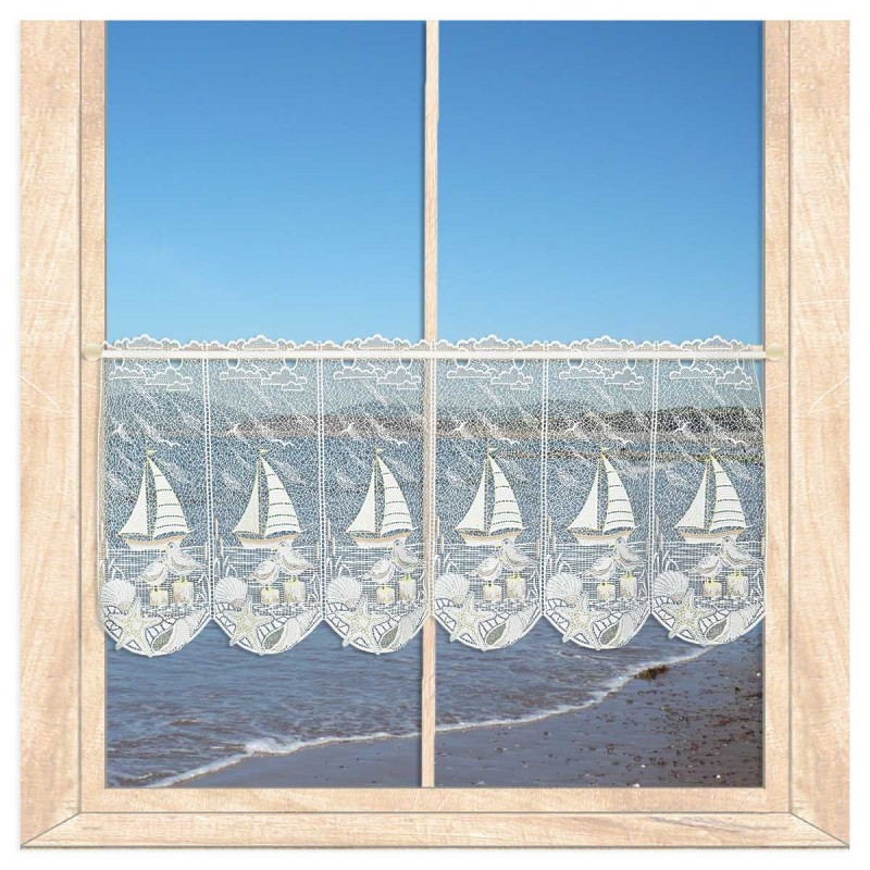 Transparente Kurzgardine aus Plauener Spitze mit maritime Segelschiff-Motiv am Fenster mit Meerblick.