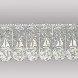 Freigestellte Bistro-Gardine aus Plauener Spitze mit filigranen Segelschiffen, Möwen und Muscheln.