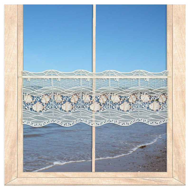 Maritime Scheibengardine aus Plauener Spitze mit Fischmotiv am Fenster mit Blick auf das Meer.