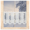 Halbtransparente Scheibengardine aus Plauener Spitze mit goldenen Sternen am verschneiten Fenster im Winter.