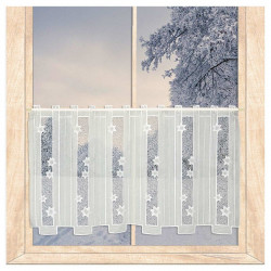 Halbtransparente Scheibengardine aus Plauener Spitze mit Sternen und Silber-Garn am Fenster vor Winterlandschaft.