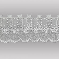 Freigestellte Scheibengardine aus weißer Plauener Spitze mit filigranem Schmetterlings-Muster für Heimtextilien.