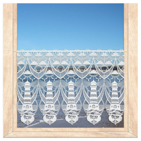 Transparente Scheibengardine aus Plauener Spitze mit maritime Leuchtturm-Muster vor Meereskulisse.