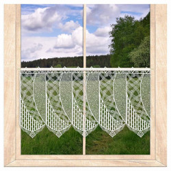 Naturweiße Bistro-Gardine aus Plauener Spitze mit modernem Spitzenmuster am Fenster mit Ausblick ins Grüne.